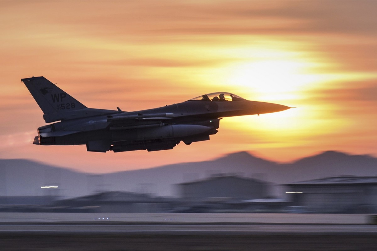 Yonhap: истребитель F-16 ВМС США потерпел крушение в Жёлтом море 