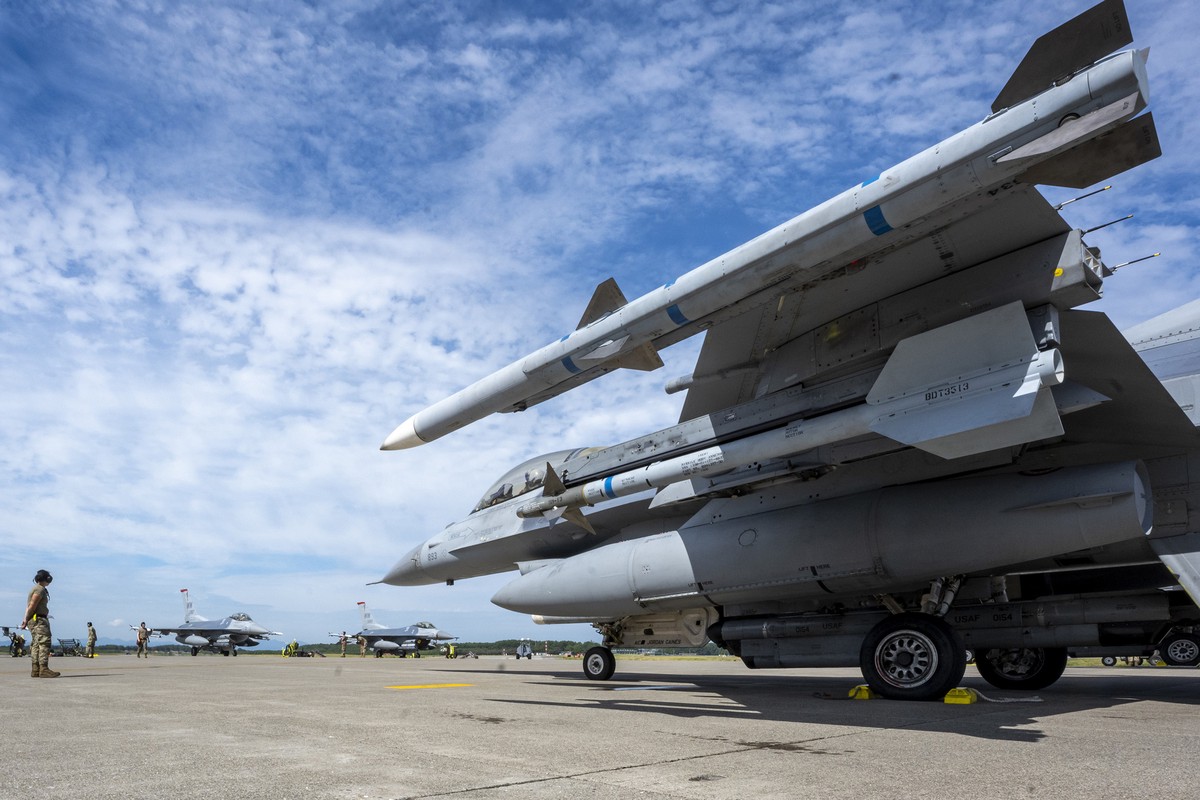 Newsweek: первые западные истребители F-16 уже могут находиться на Украине