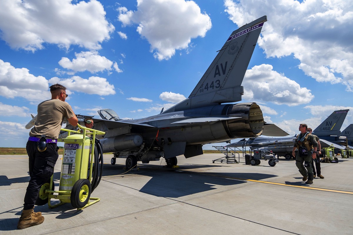 Зеленский: Украине нужно около 160 истребителей F-16