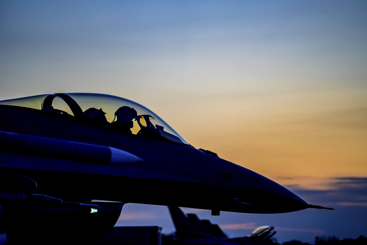 Нидерланды отправят Украине истребители F-16 в 2024 году