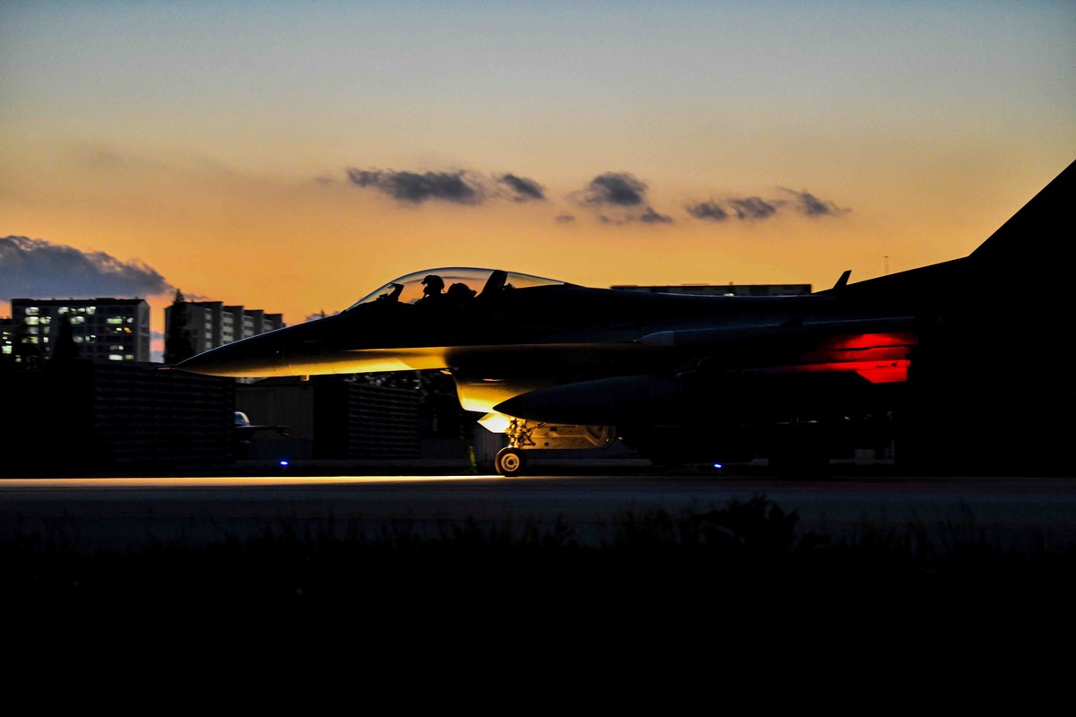 Лавров пообещал ответить на появление F-16 в небе Украины