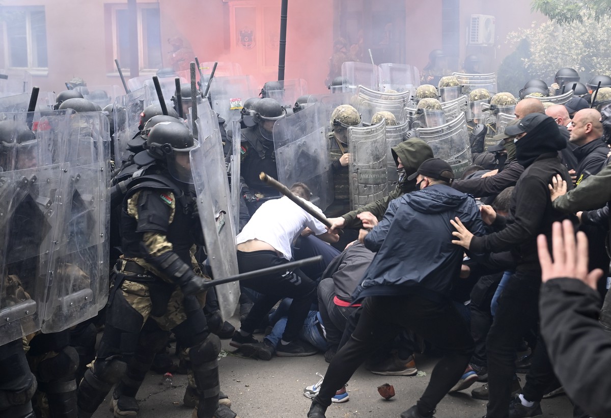 Politico: 12 европейских стран попросили Борреля снять все санкции с Косово