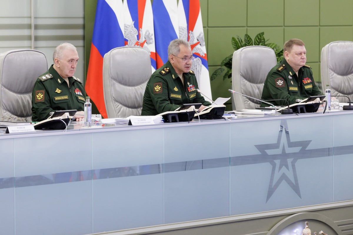 СМИ: Шойгу на селекторном совещании «основательно встряхнул» руководство военных округов