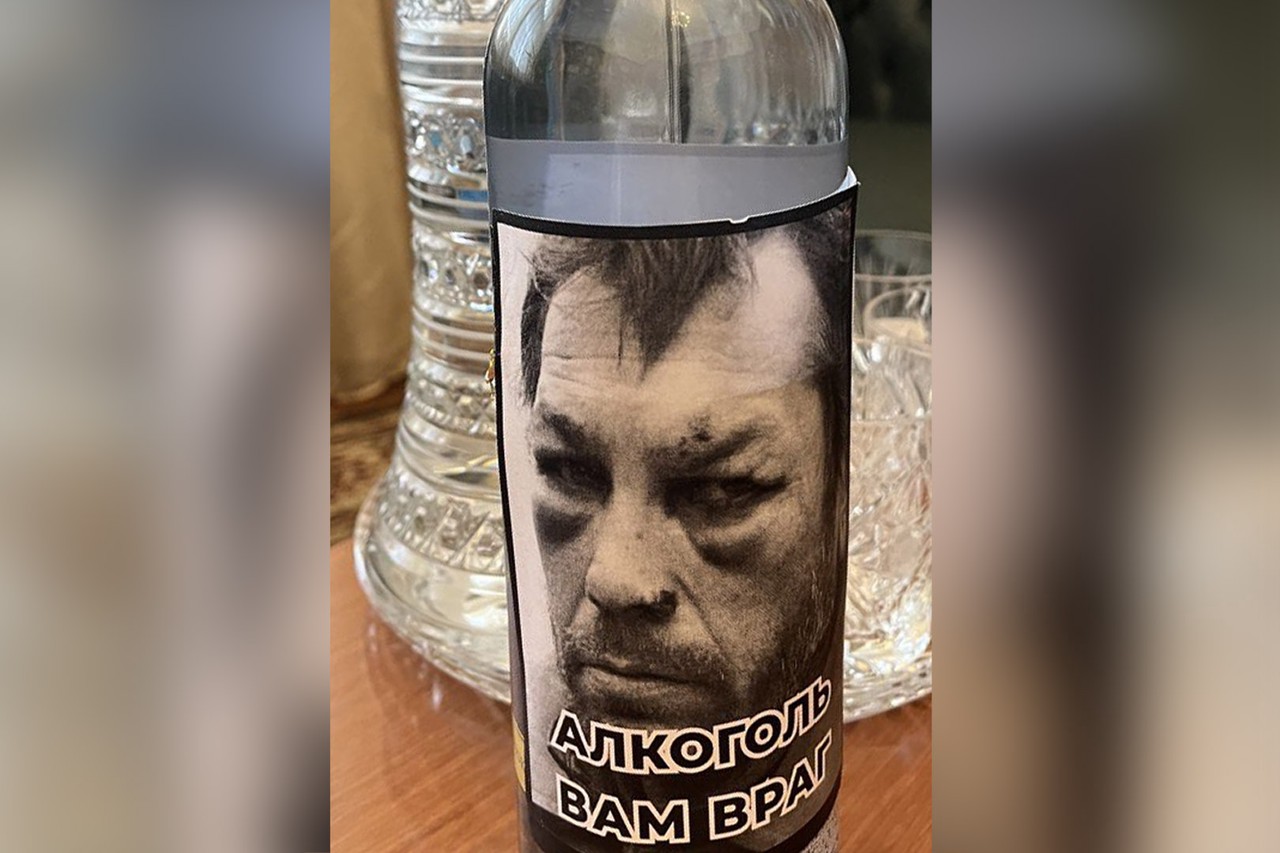 «Деградирующий пьяница»: почему депутаты Госдумы принесли на заседание бутылку водки