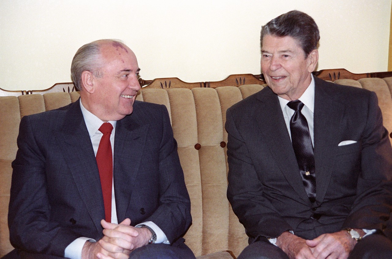Жвачка про мир и дружбу: как Рейган обманул Горбачёва
