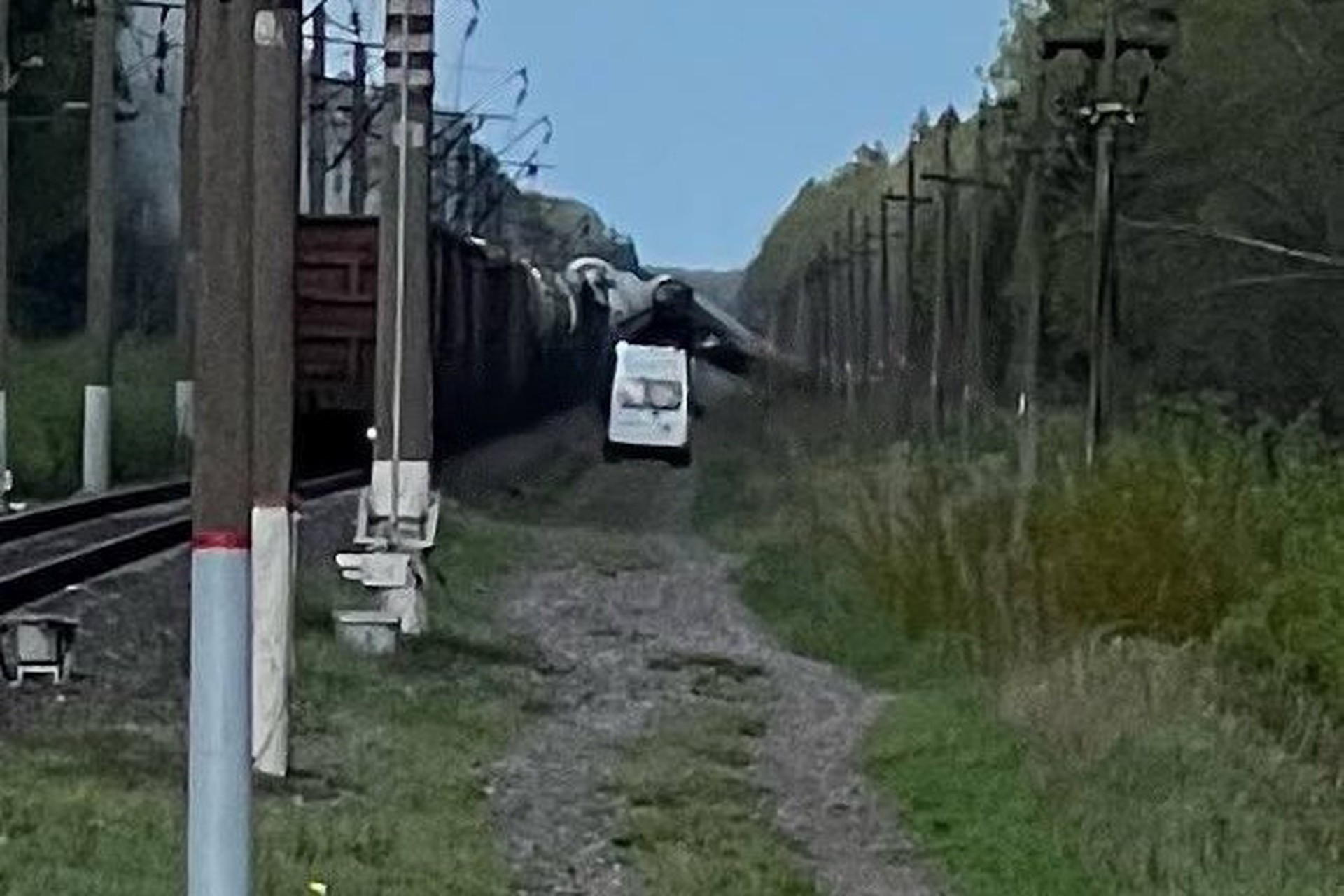 Грузовой поезд сошел с рельсов в Брянской области
