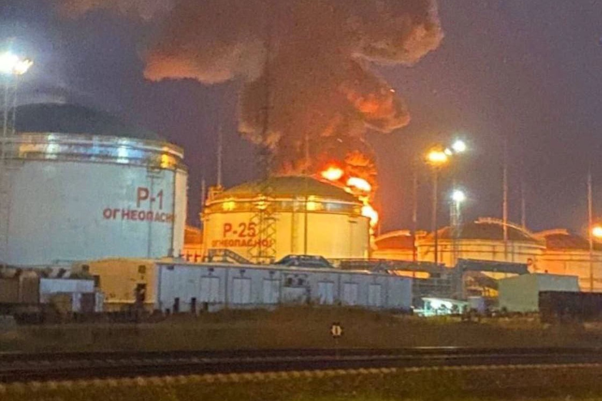 Площадь возгорания на территории нефтебазы на Кубани составляет 1,2 тысячи квадратных метров