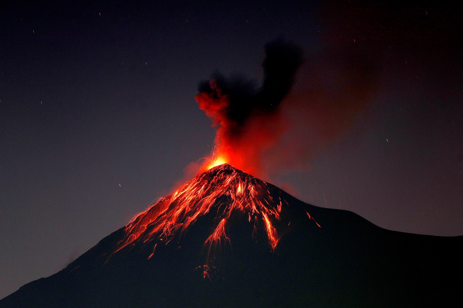 В Гватемале началась эвакуация жителей из района извергающегося вулкана Фуэго