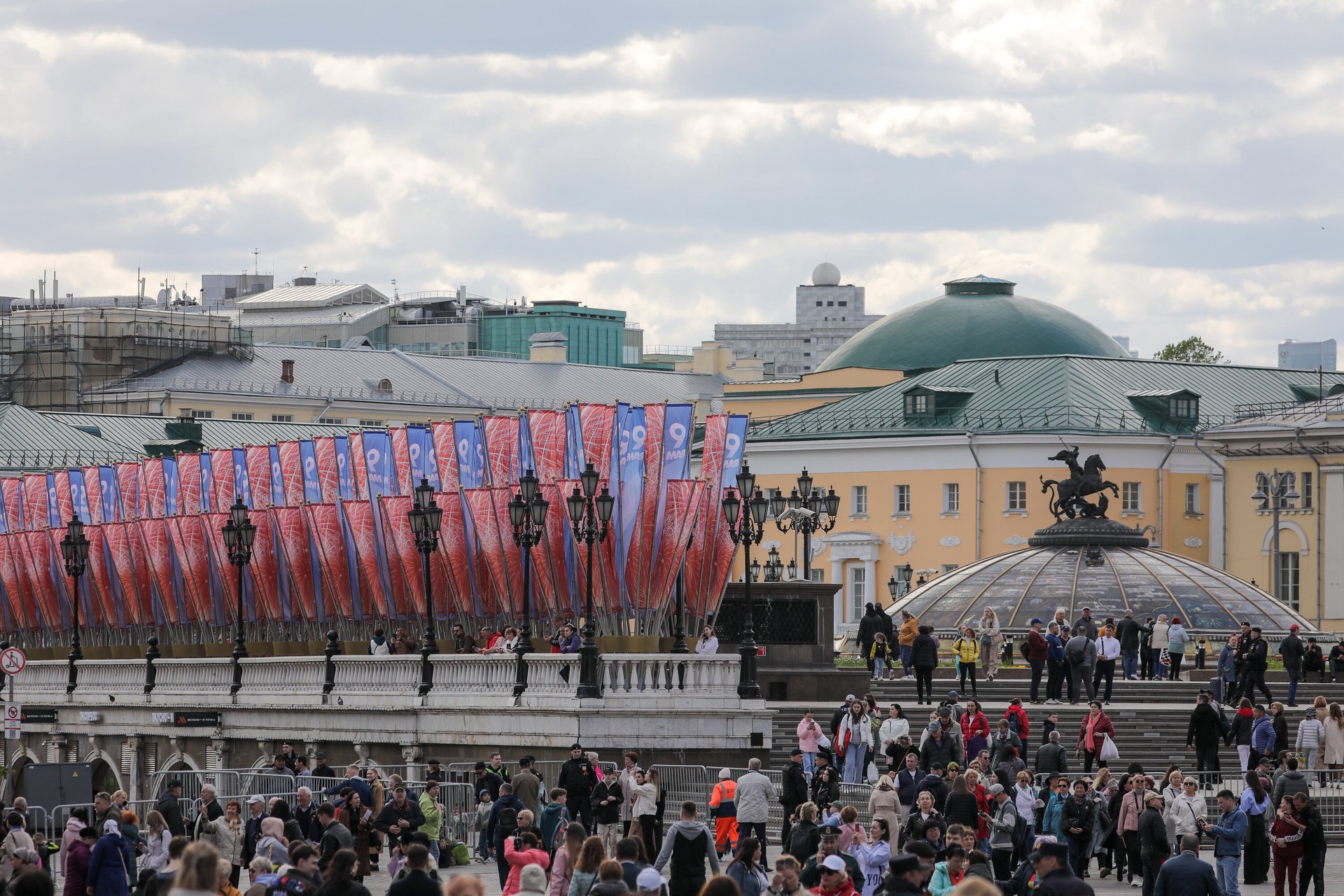 Прибывшие в Москву лидеры стран СНГ вместе с Путиным посмотрят парад на Красной площади