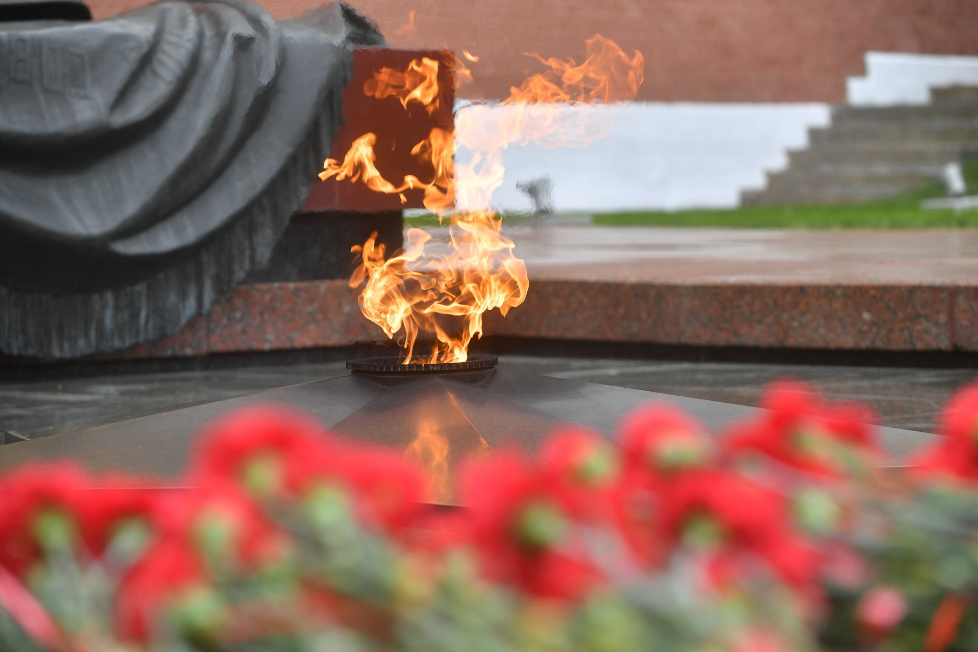 Путин и главы стран СНГ возложили венки к могиле Неизвестного солдата в Москве