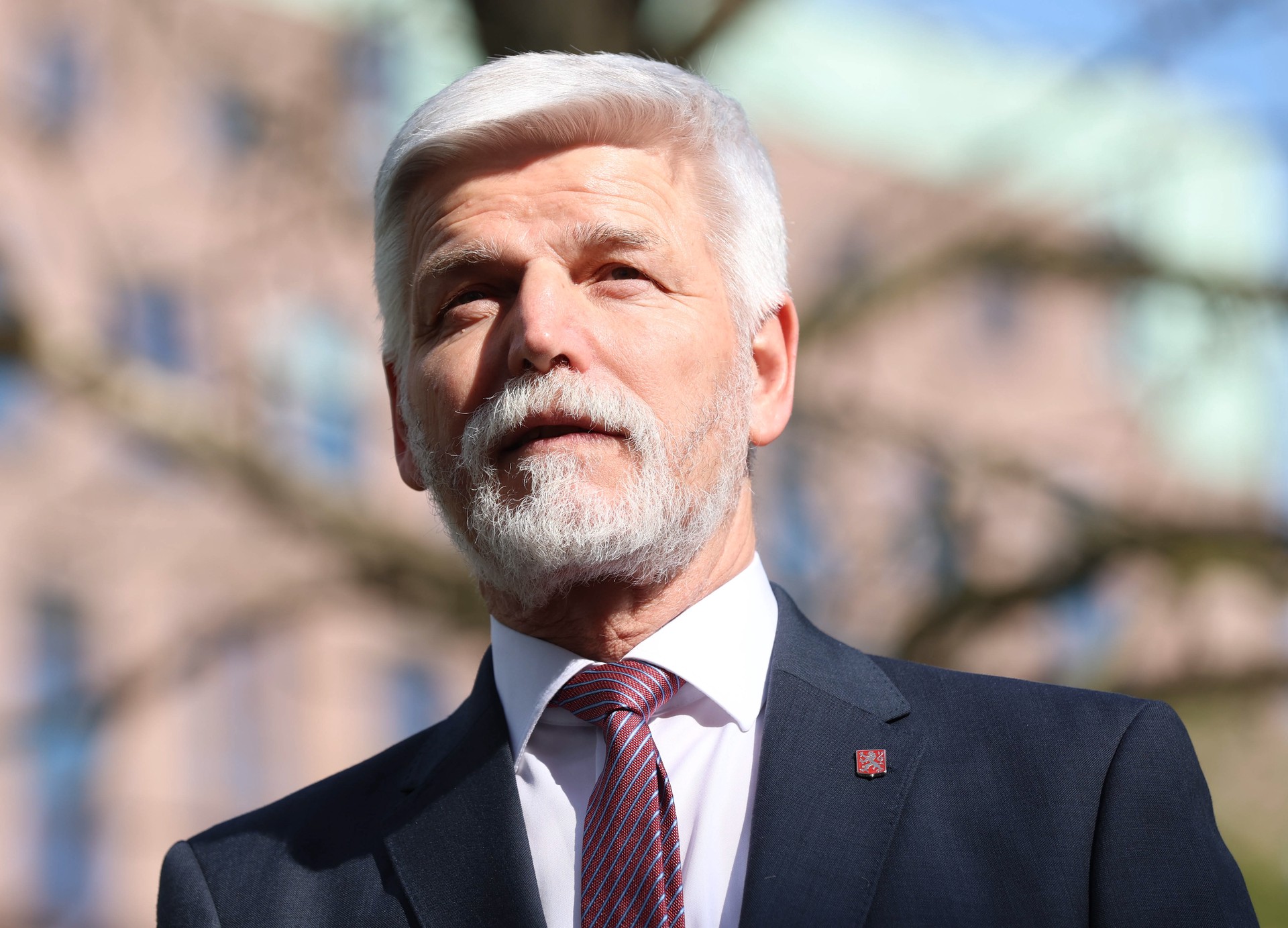Президент Чехии подарил Владимиру Зеленскому пистолет