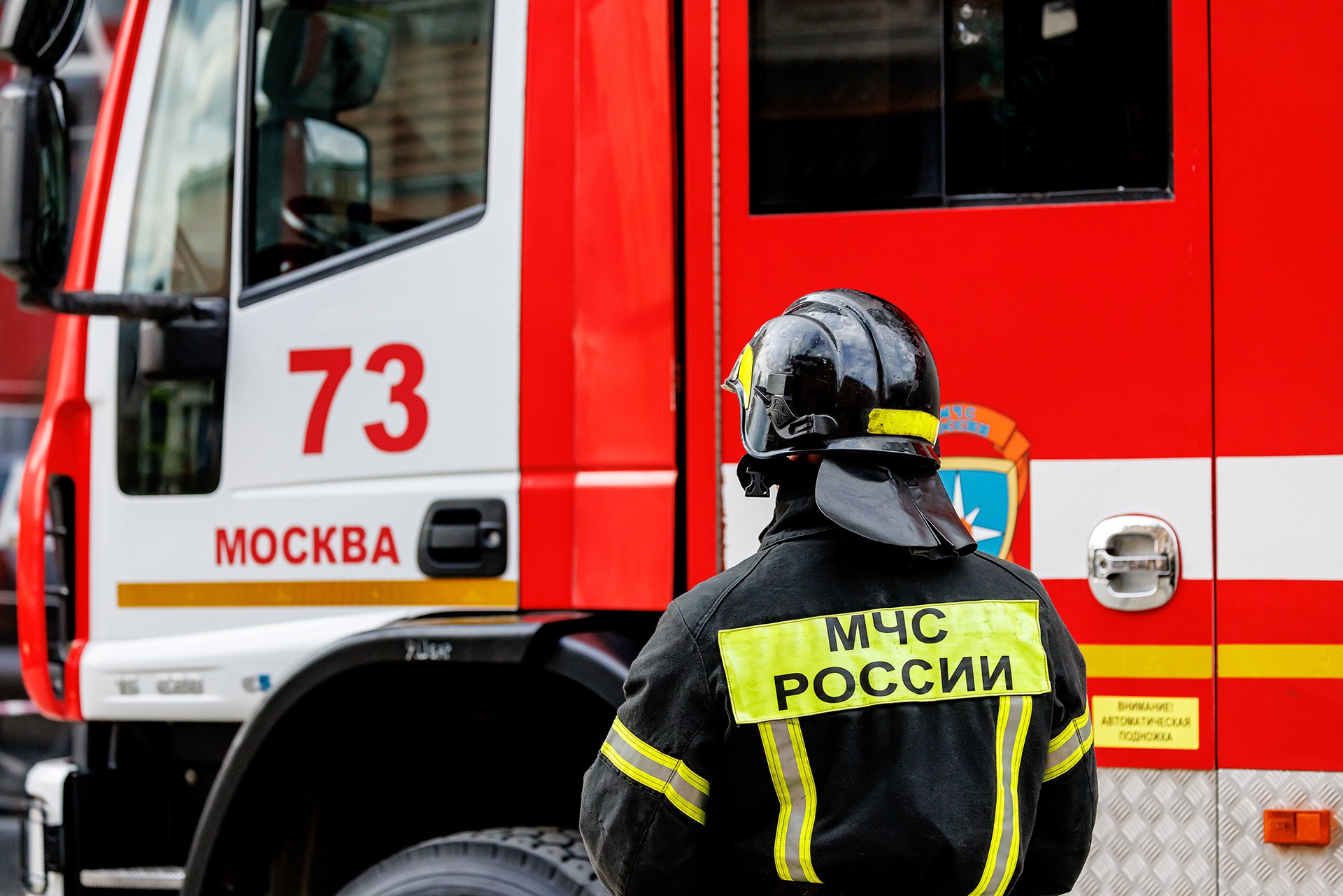 В Москве в многоэтажном доме произошел пожар, погиб ребенок