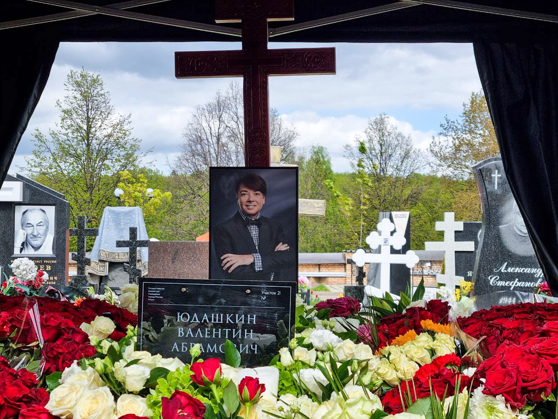 Модельера Валентина Юдашкина похоронили в Москве