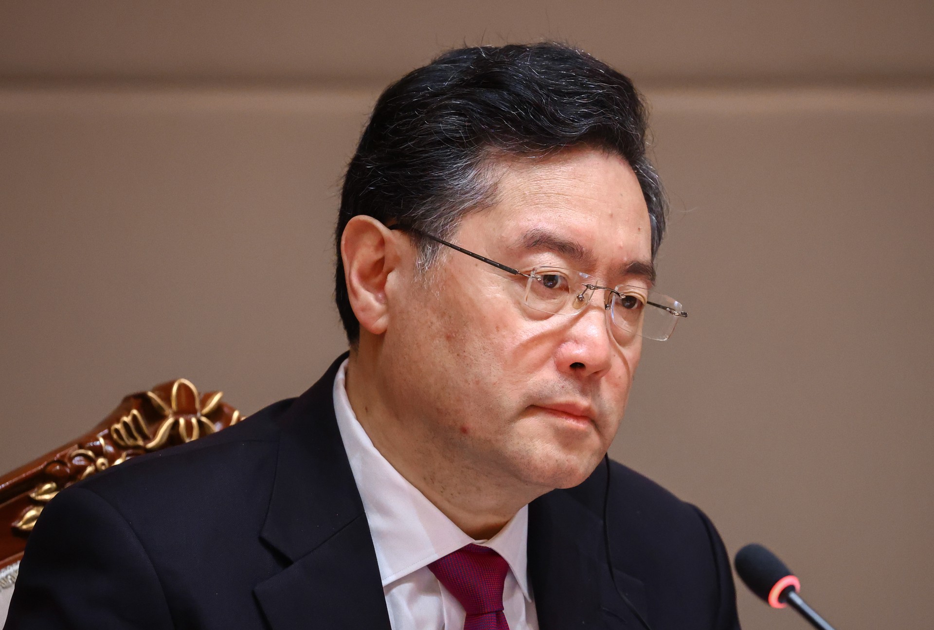 Экс-министр иностранных дел Китая был уволен за внебрачную связь в США