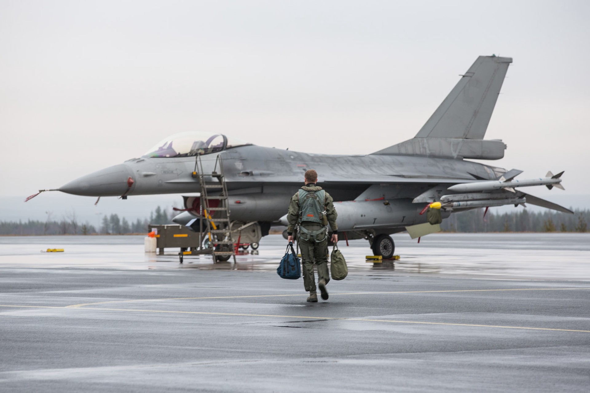 Глава Минобороны Дании Поульсен решил продать F-16 Аргентине, а не дарить Киеву