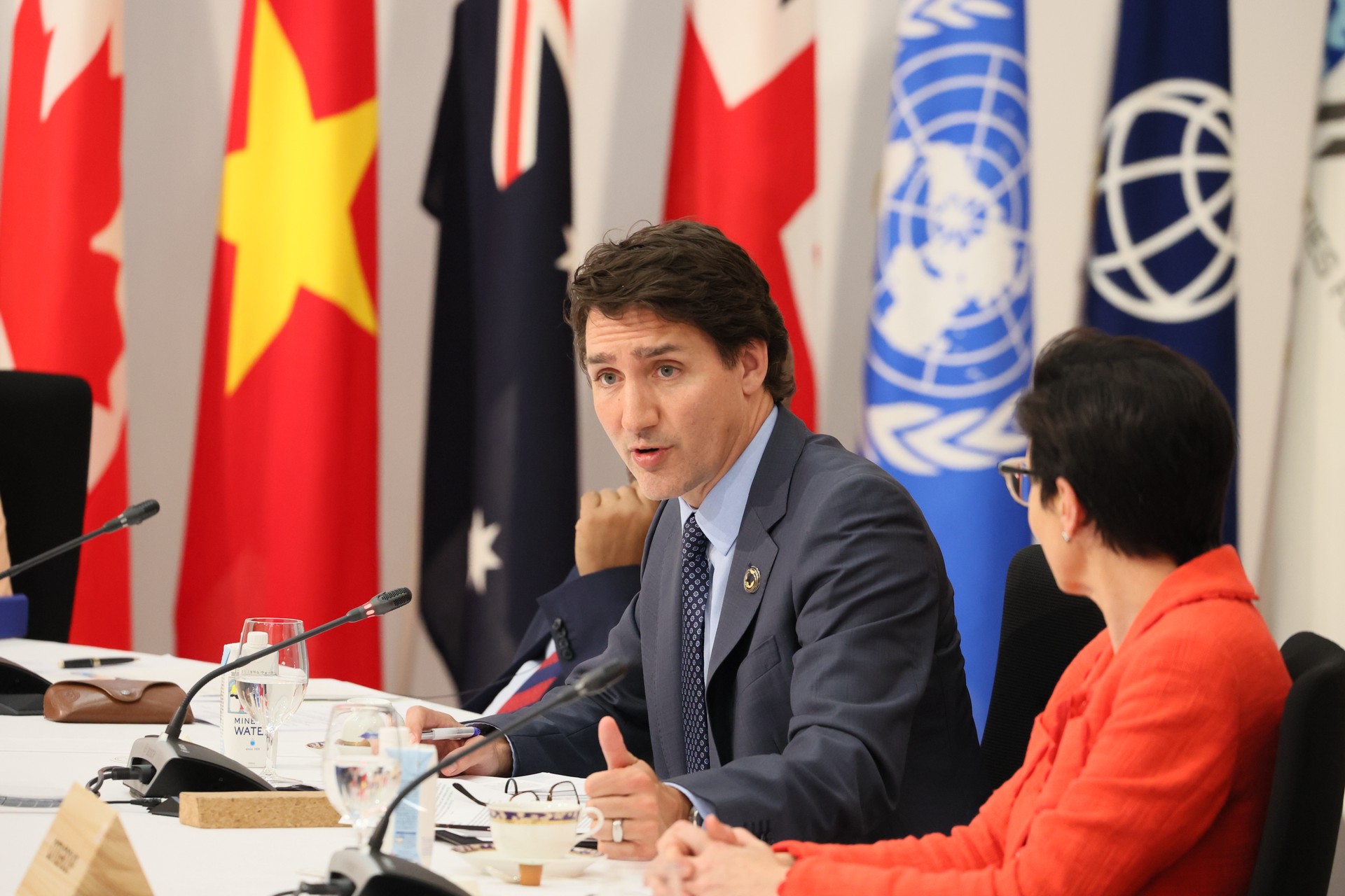 Журналист Крэйден: премьер Трюдо прячется за беременную от парламента Канады