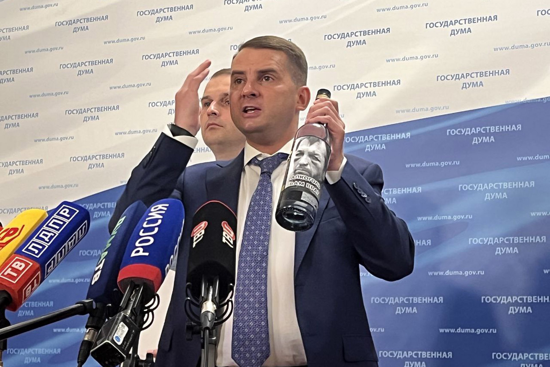 «Деградирующий пьяница»: почему депутаты Госдумы принесли на заседание бутылку водки