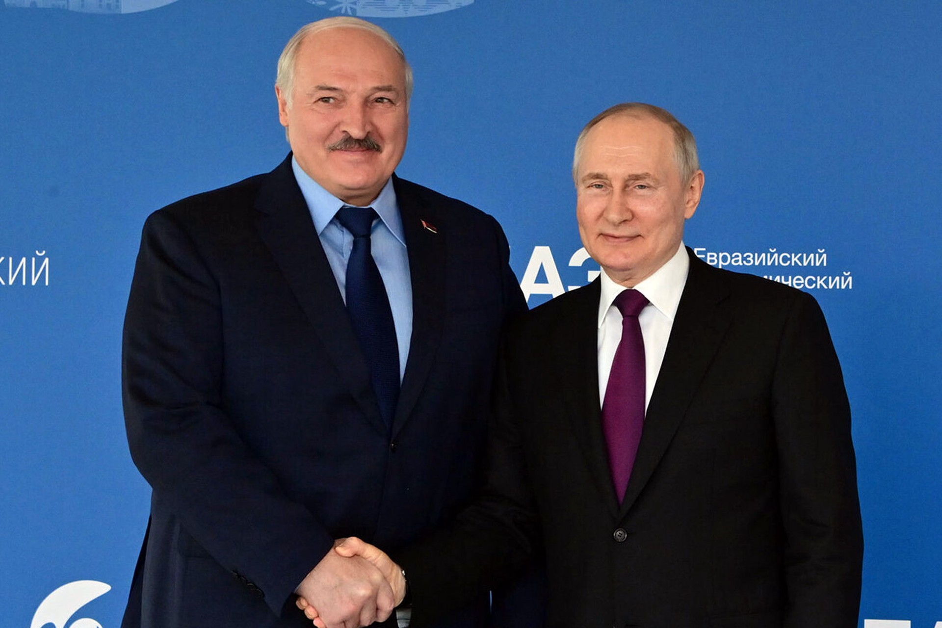 Лукашенко сообщил, что договорился с Путиным ввести единую валюту с Россией позже