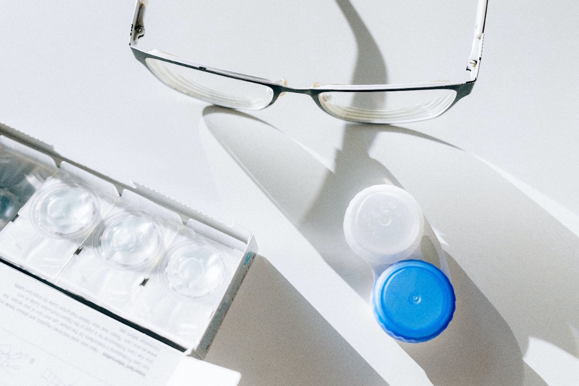 Врачи назвали одну из самых опасных болезней для носителей линз