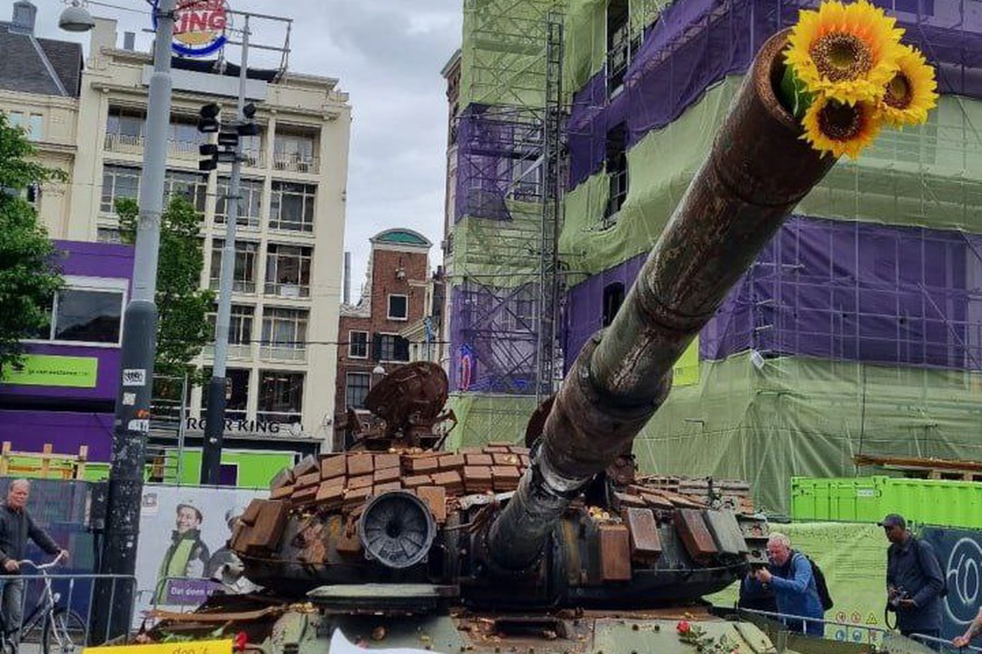 В Нидерландах подбитый российский танк забросали цветами