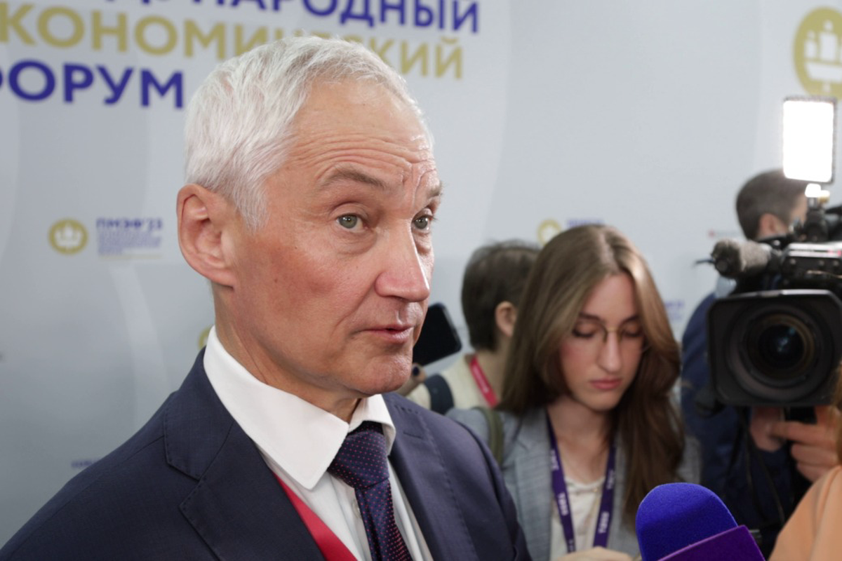 Стало известно, как Белоусов помогал священнослужителям в храме