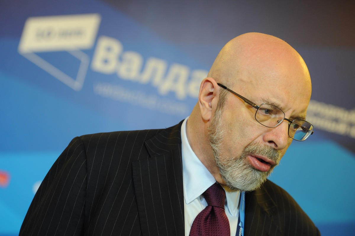 Политолог Саймс станет модератором пленарного заседания ПМЭФ, где выступит Путин