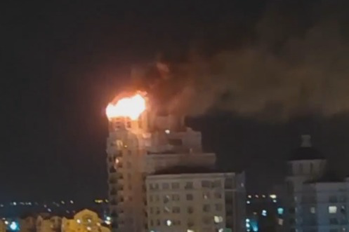 В центре Белгорода горят верхние этажи многоэтажного здания на Свято-Троицком бульваре