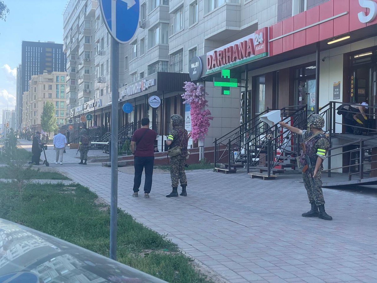 Спецназ взял штурмом отделение банка в Астане