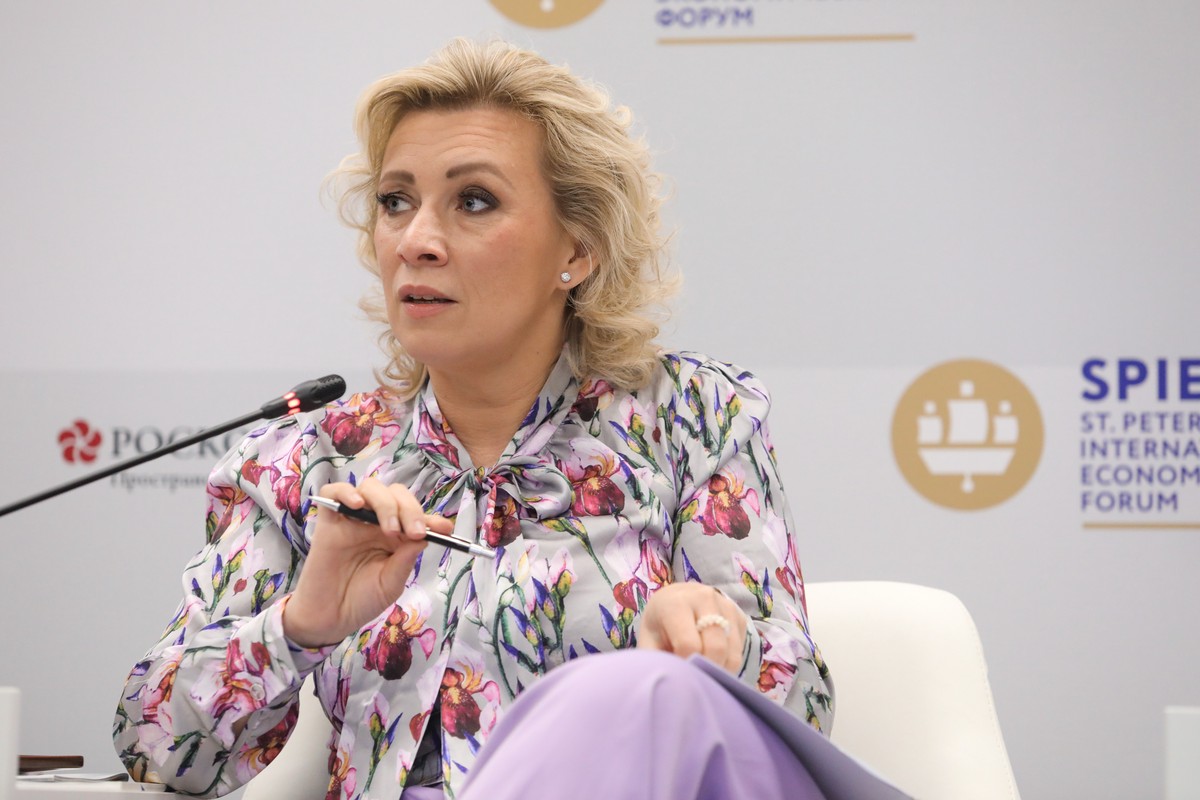 Захарова дала совет главе британских спецслужб
