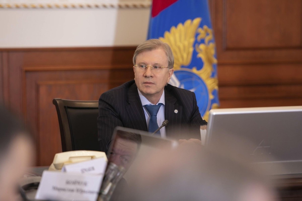 Глава Минтранса во время совещания с Путиным оговорился, назвав «КамАЗ» «Кайеном»