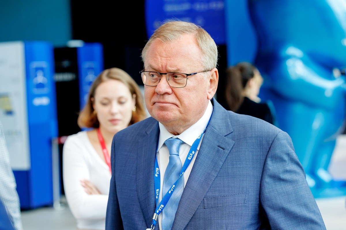 Глава ВТБ Костин ожидает снижения ключевой ставки до 13% к концу 2024 года