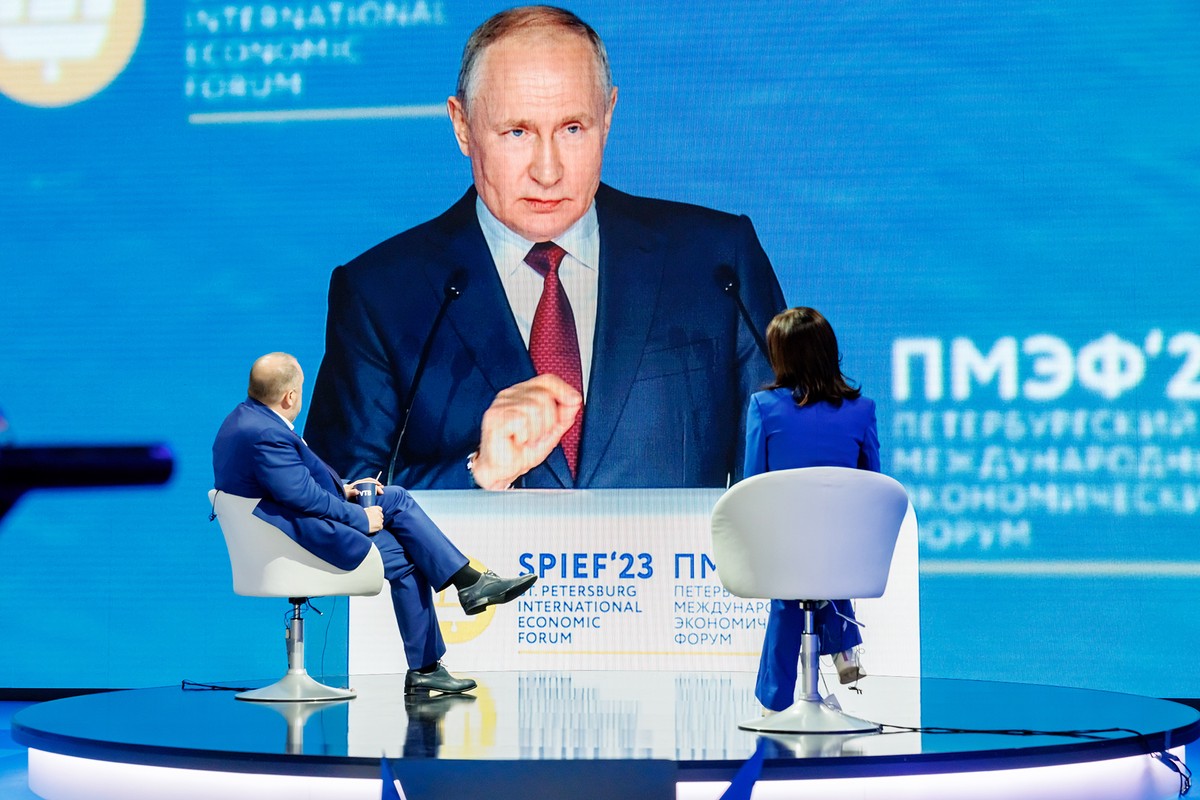 Назарбаев: Путин восстановил порядок в стране и укрепил авторитет власти 
