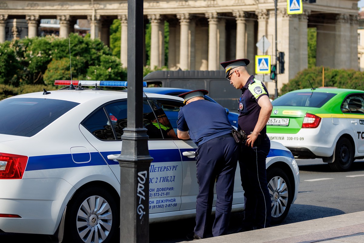 Двух жителей Петербурга задержали за справление нужды на памятник ВОВ