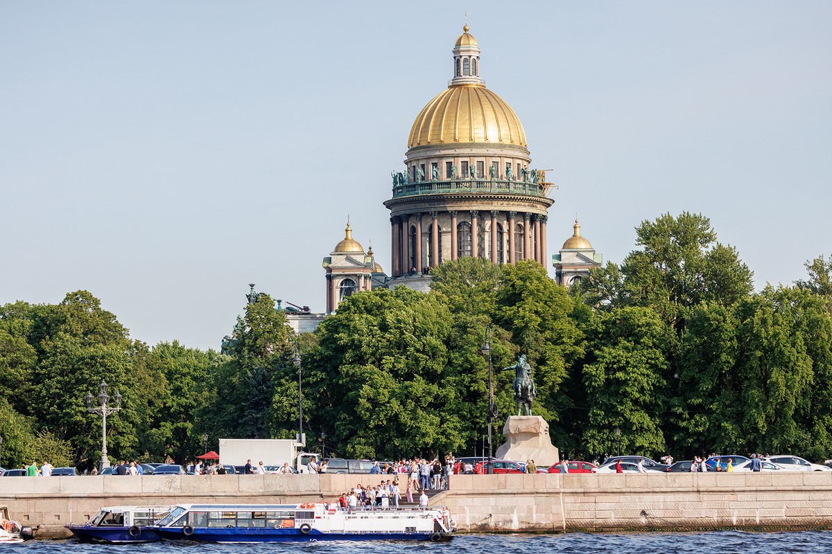 В Петербурге мигранты устроили танцы перед Исаакиевским собором