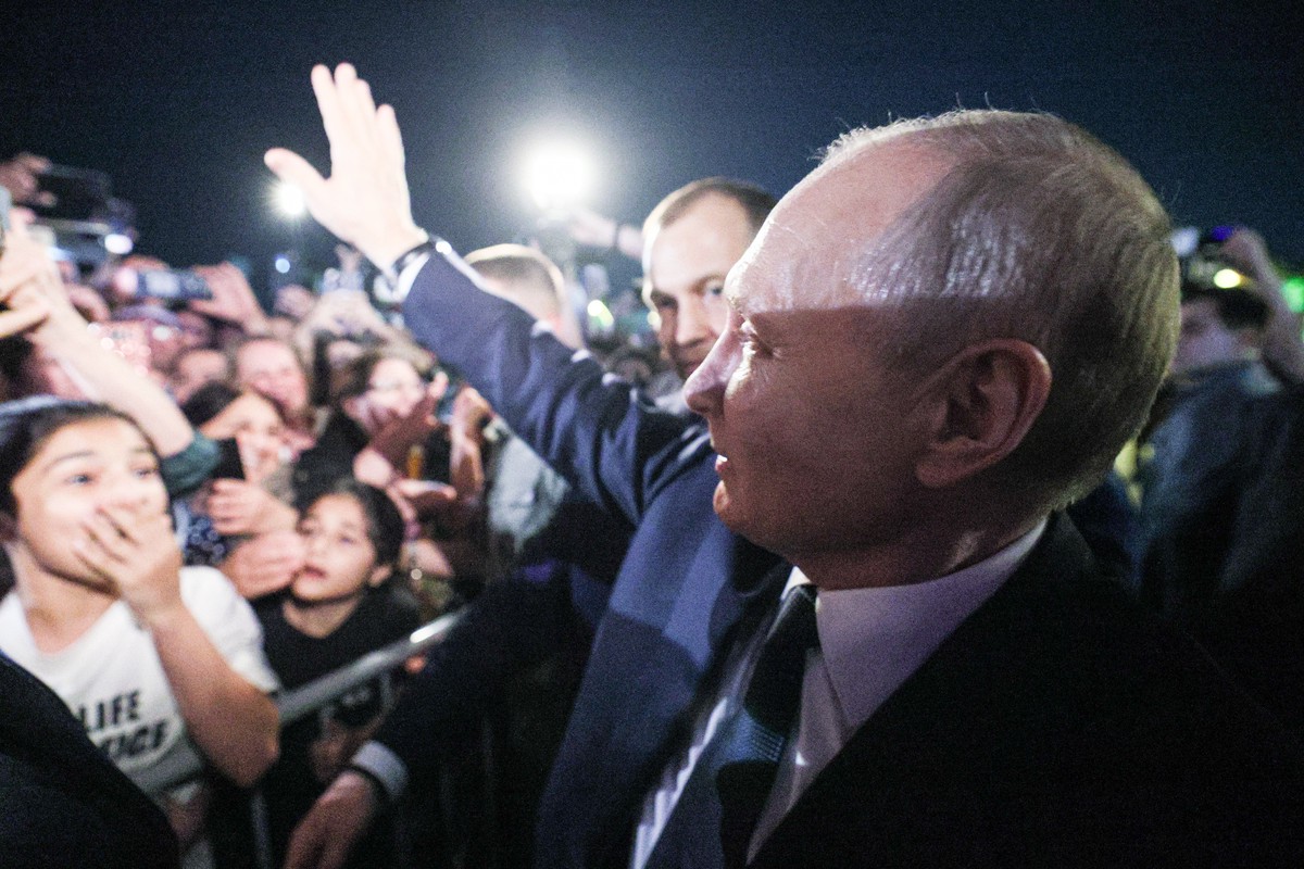 Песков объяснил, почему Путин в Дербенте не стал соблюдать санитарную дистанцию с жителями города 