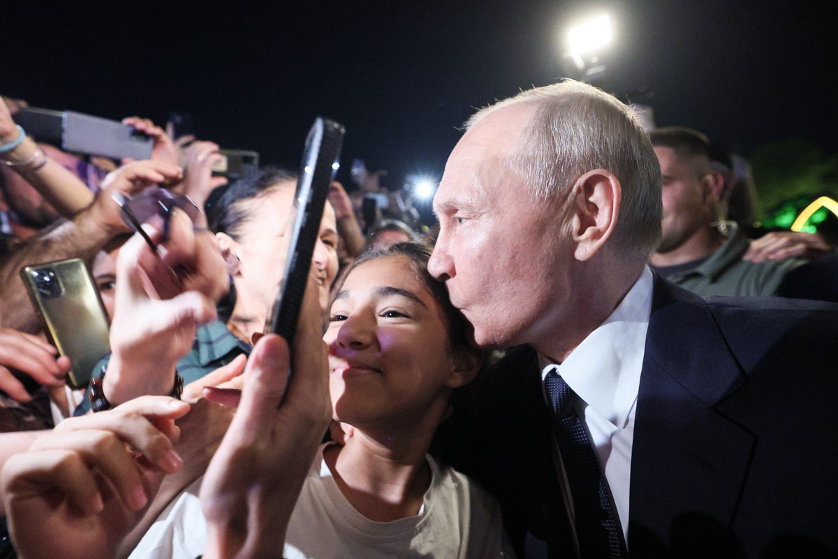 Девочка из Дербента рассказала об эмоциях, которые испытала при встрече с Путиным 