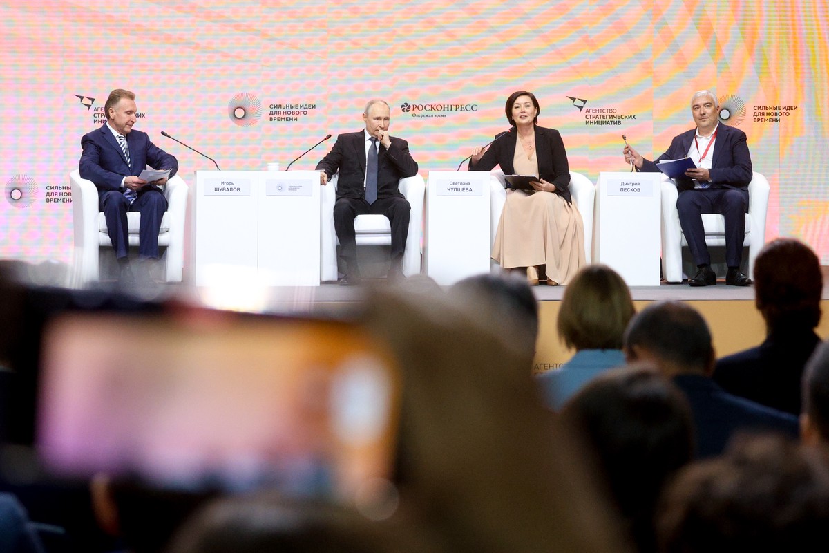 Путин пошутил о работе региональных чиновников