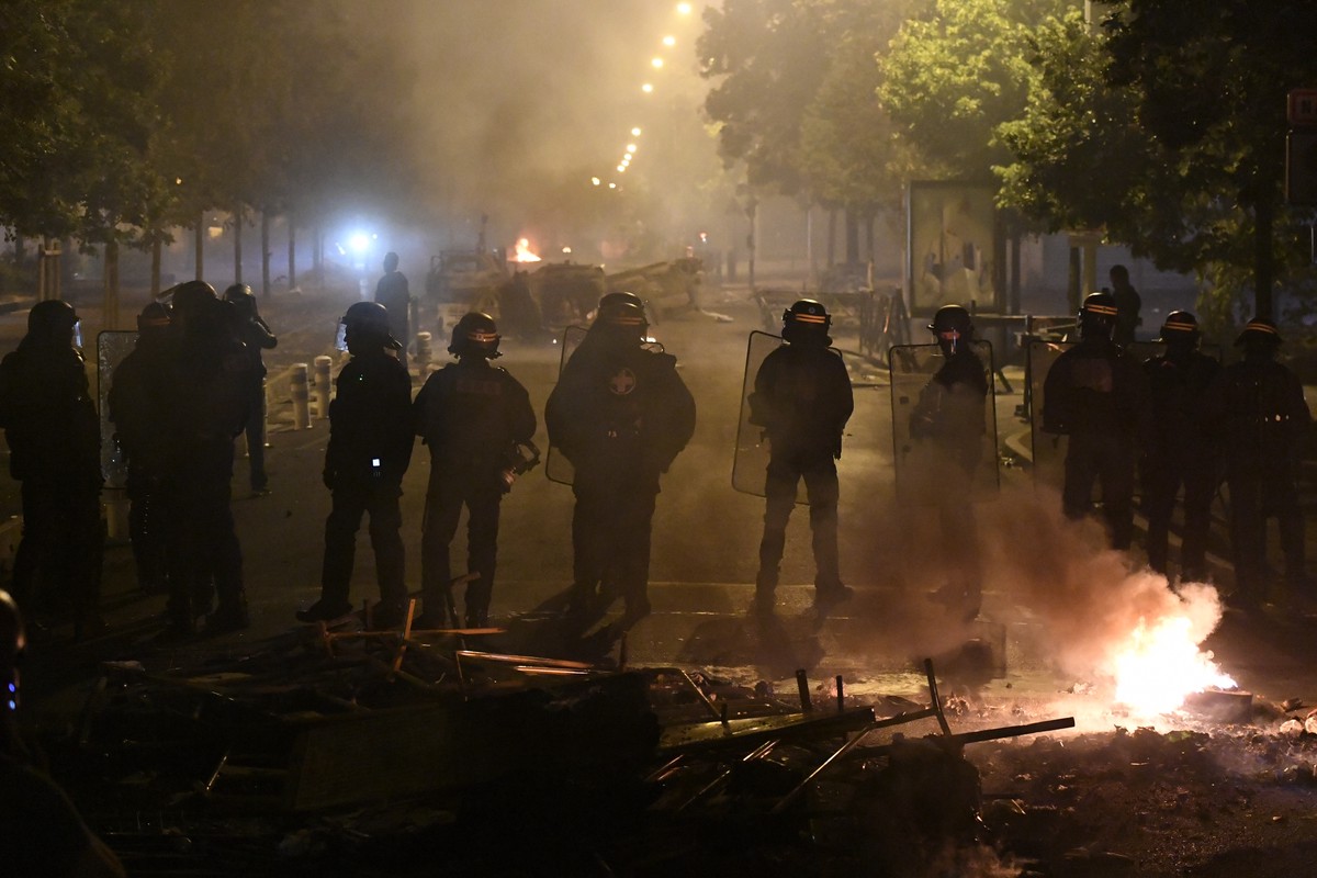 СМИ: в ходе беспорядков во Франции задержали более 400 человек