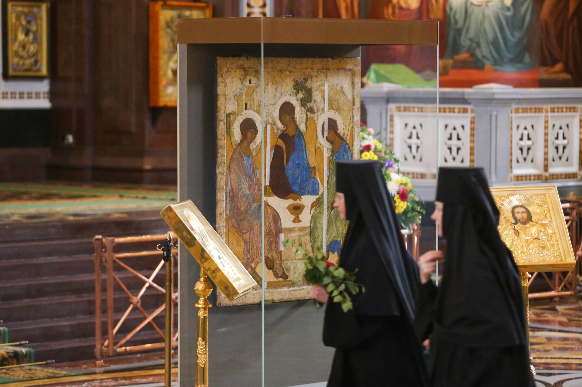Деструктивных изменений иконы «Троица» Андрея Рублева не обнаружили