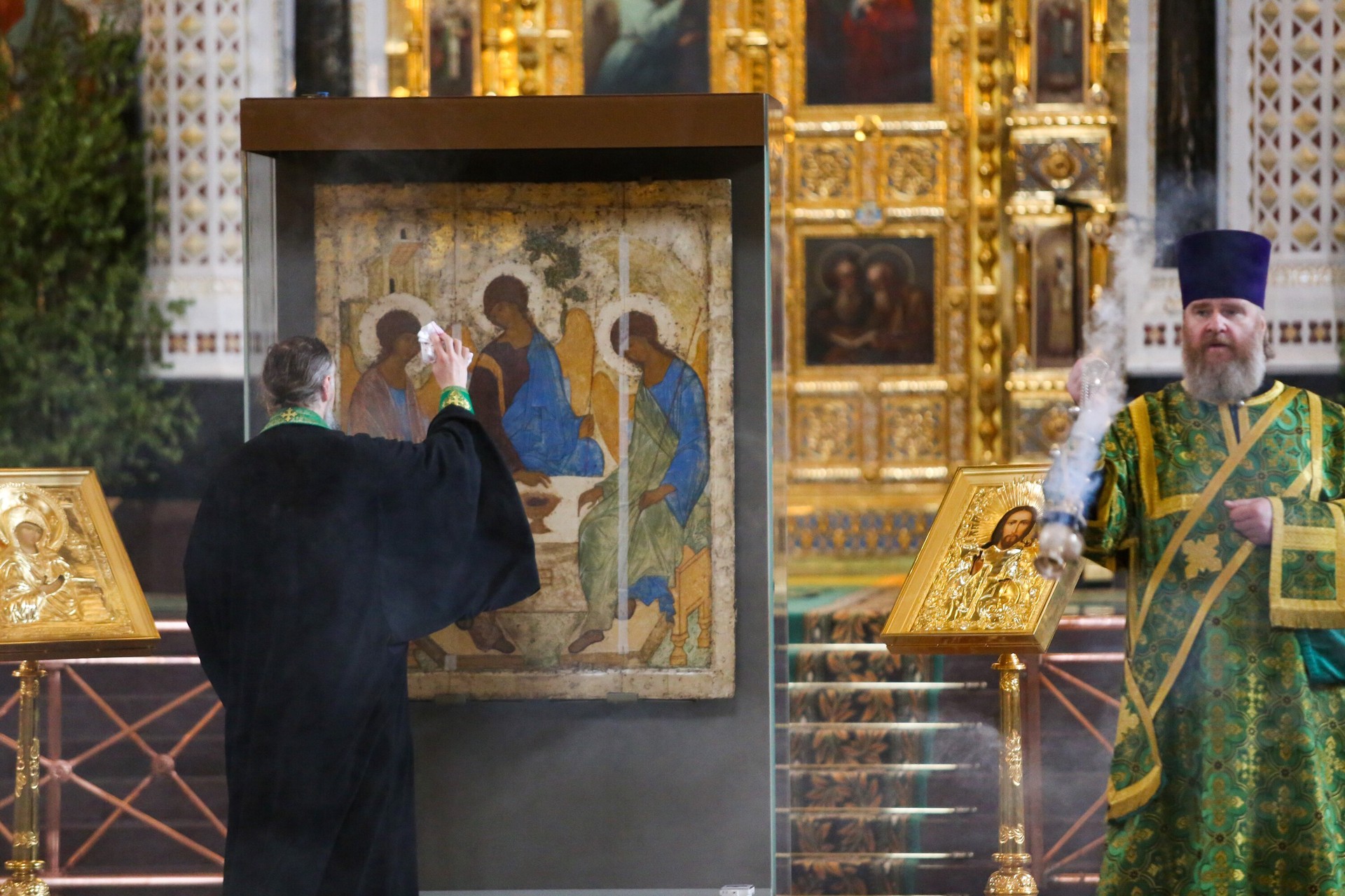 Любимова: может потребоваться год на реставрацию иконы «Троица» Рублёва