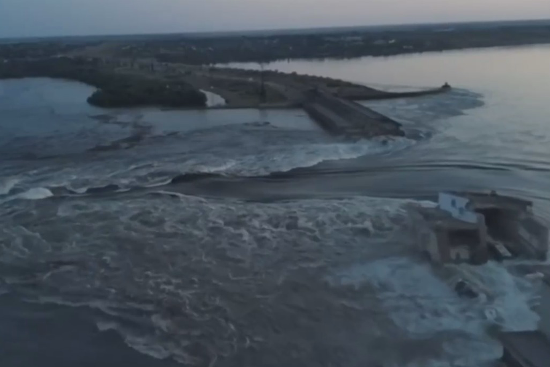 ТАСС: плотина Каховской ГЭС в Херсонской области разрушена, идёт затопление территории