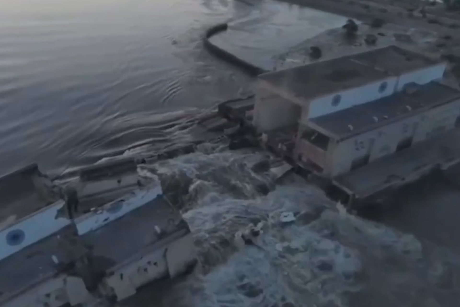 Уровень воды после разрушения Каховской ГЭС поднялся на 2,5 метра ниже по течению