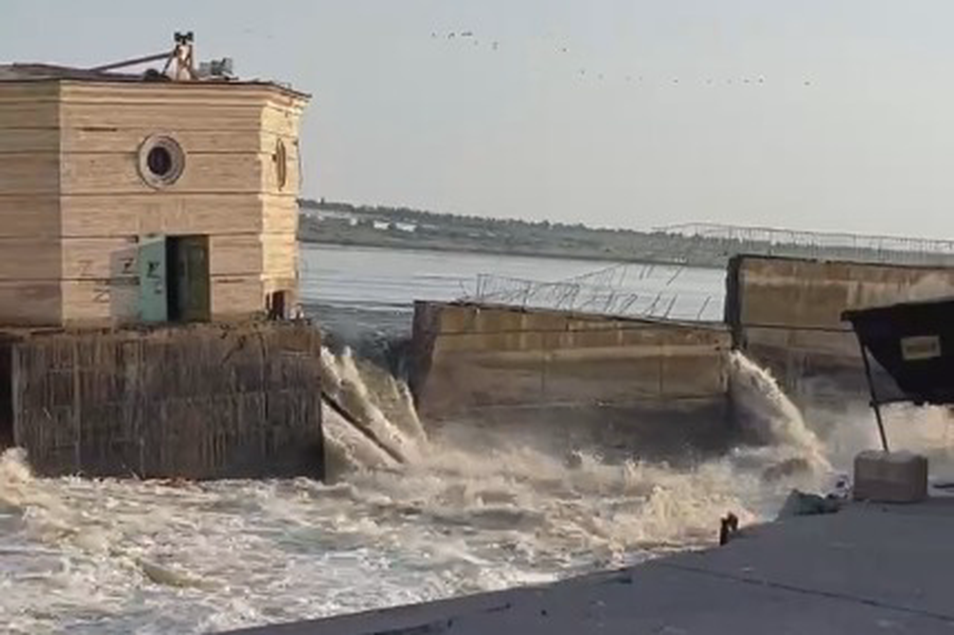 Власти Херсонской области: угрозы жизни людей в прибрежных районах из-за прорыва Каховской ГЭС нет