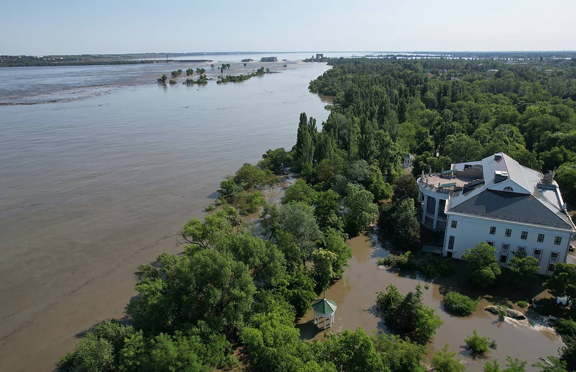 В Новой Каховке после прорыва ГЭС началась эвакуация жителей около 300 домов