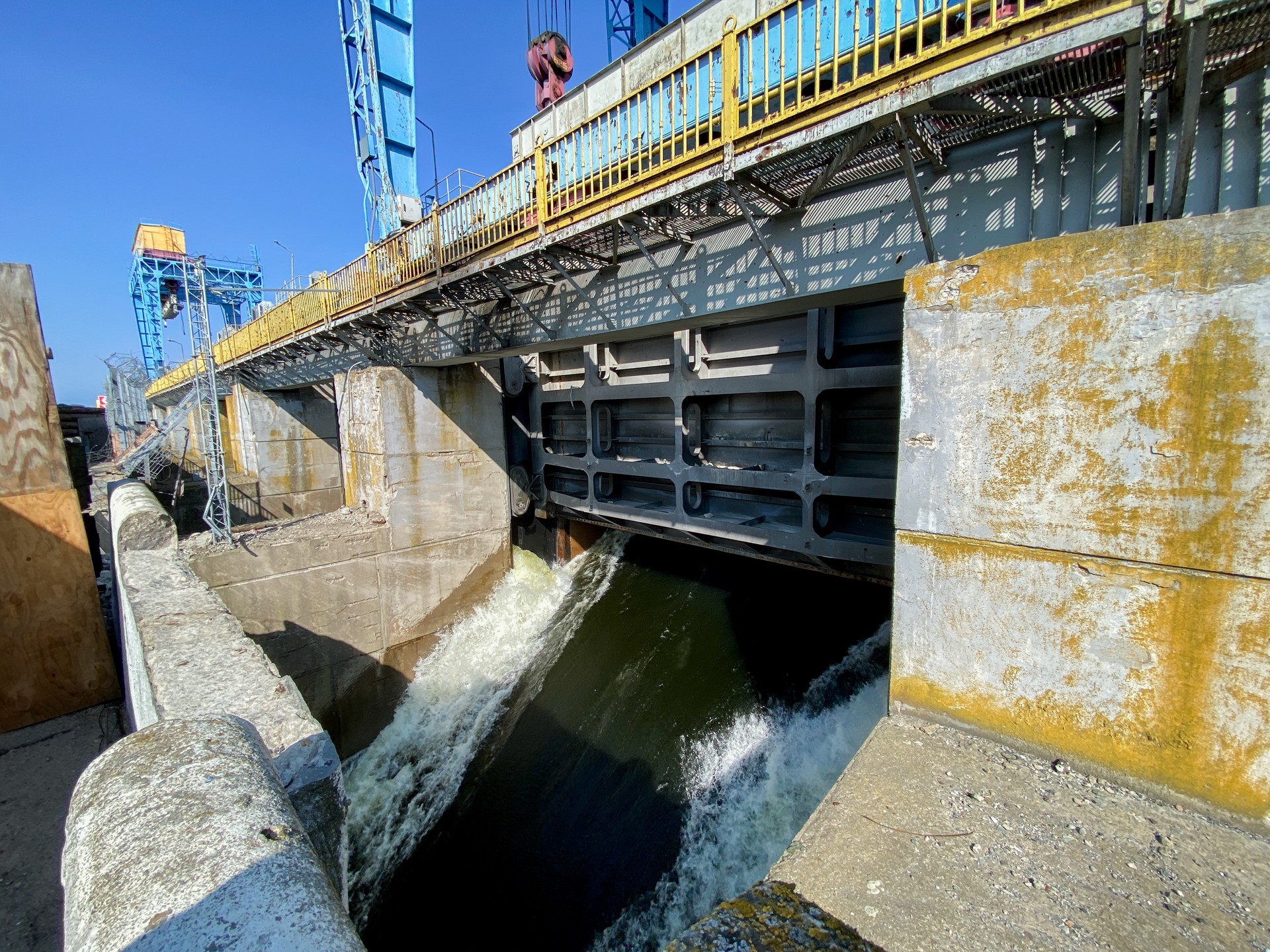ГЭС-поддержка: зачем Киев уничтожил плотину Каховской электростанции
