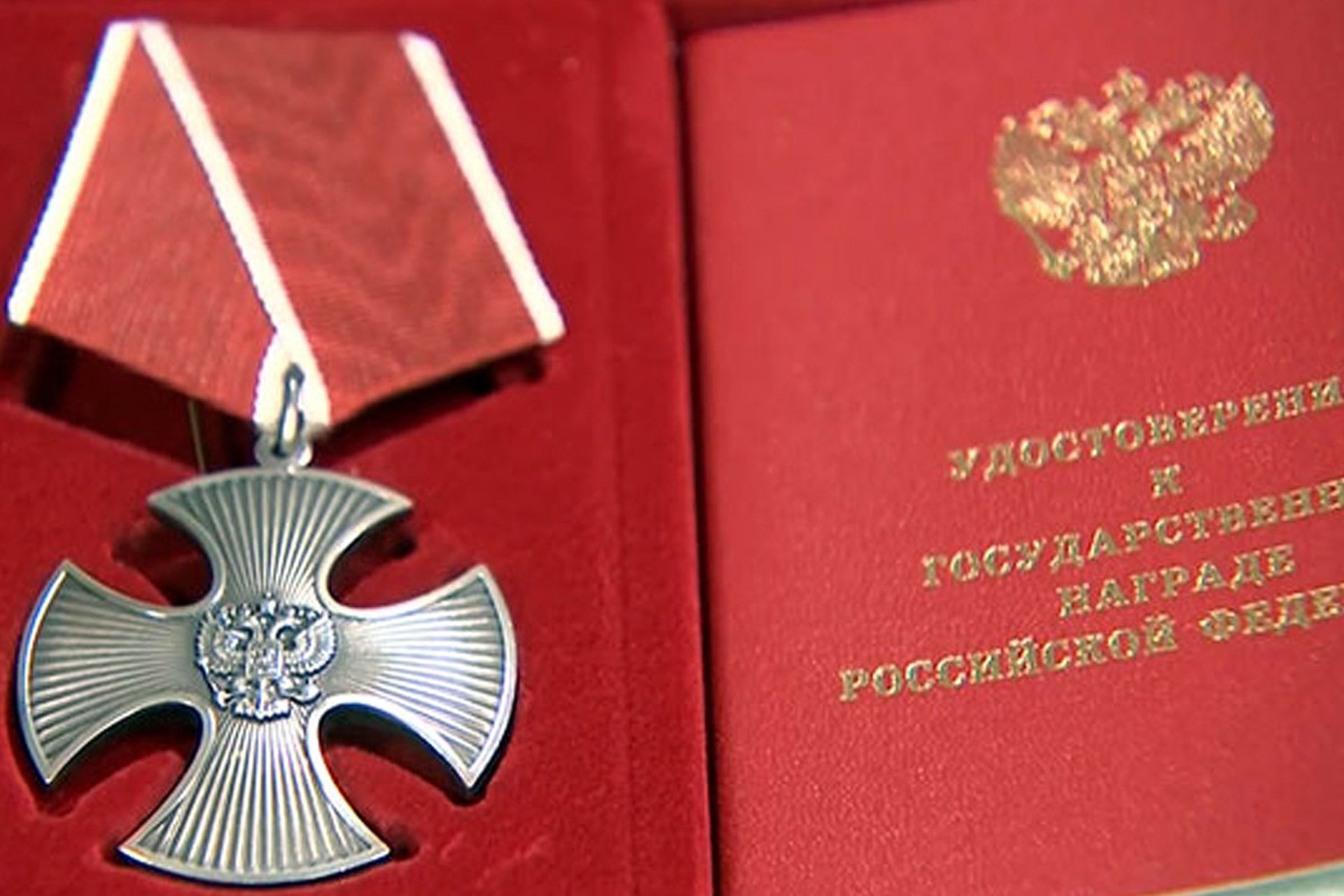 Путин посмертно наградил военкора Журавлёва орденом Мужества