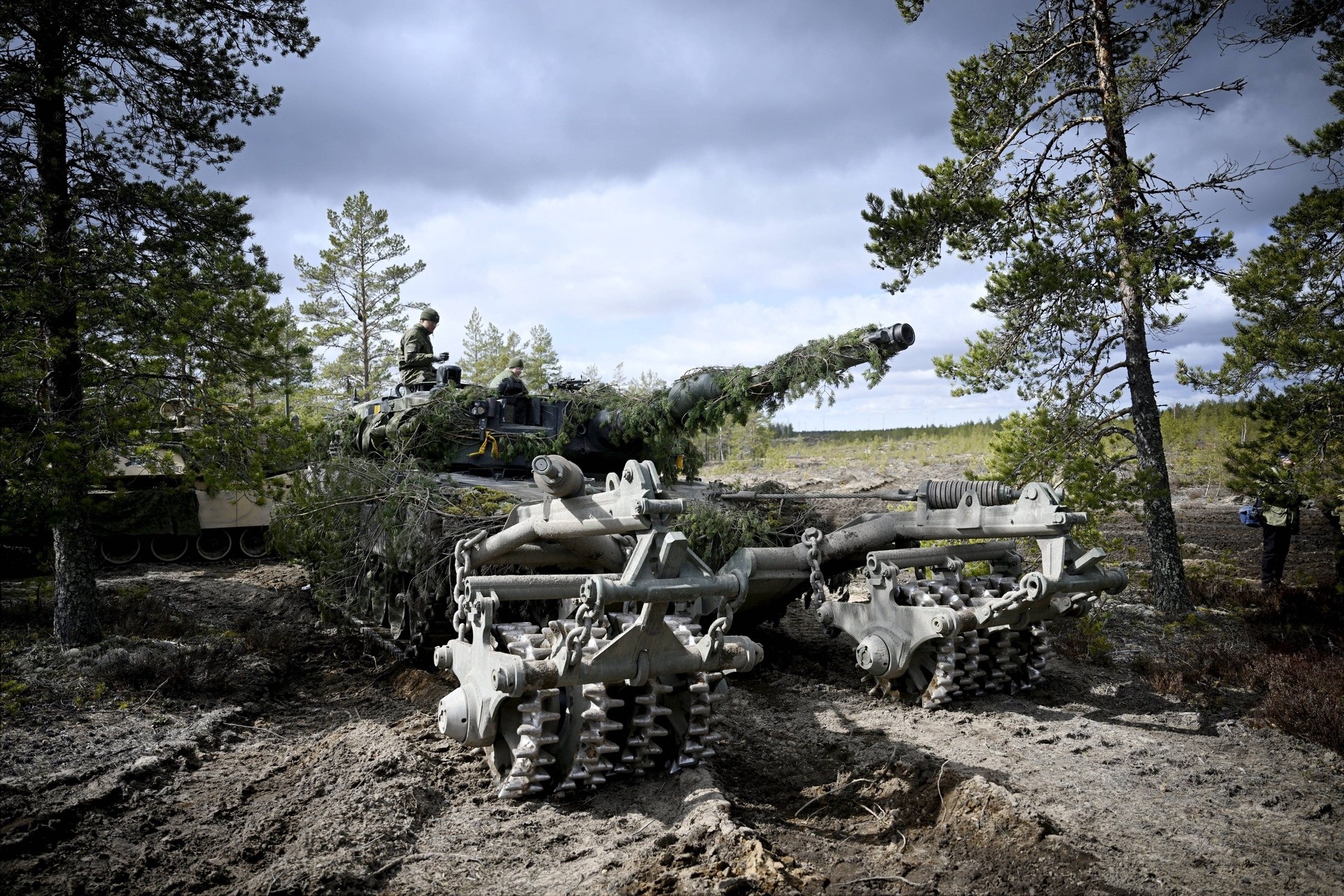 Бойцы ВС России уничтожили танк Leopard ВСУ с помощью ударного БПЛА под Работино