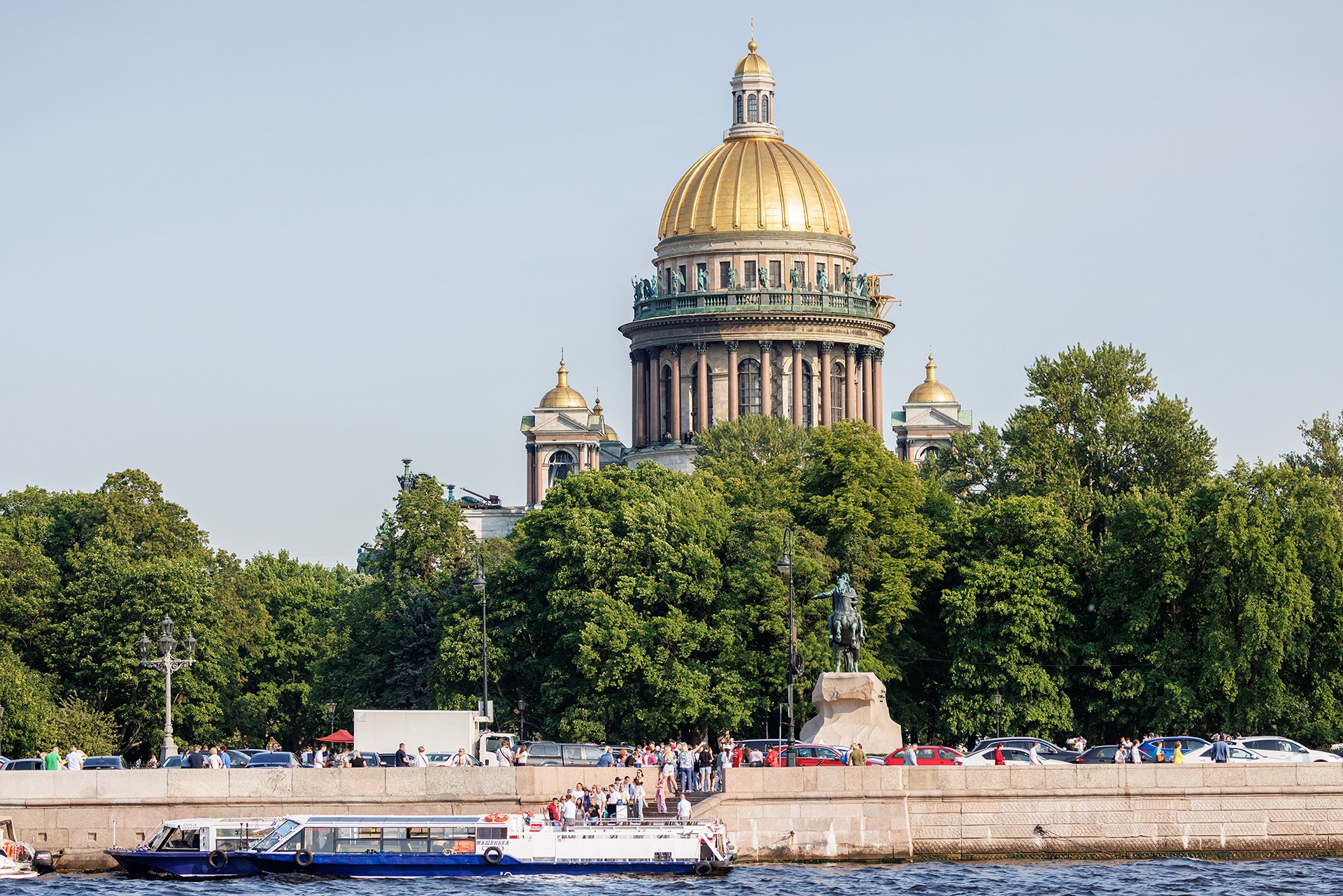 В Петербурге мигранты устроили танцы перед Исаакиевским собором