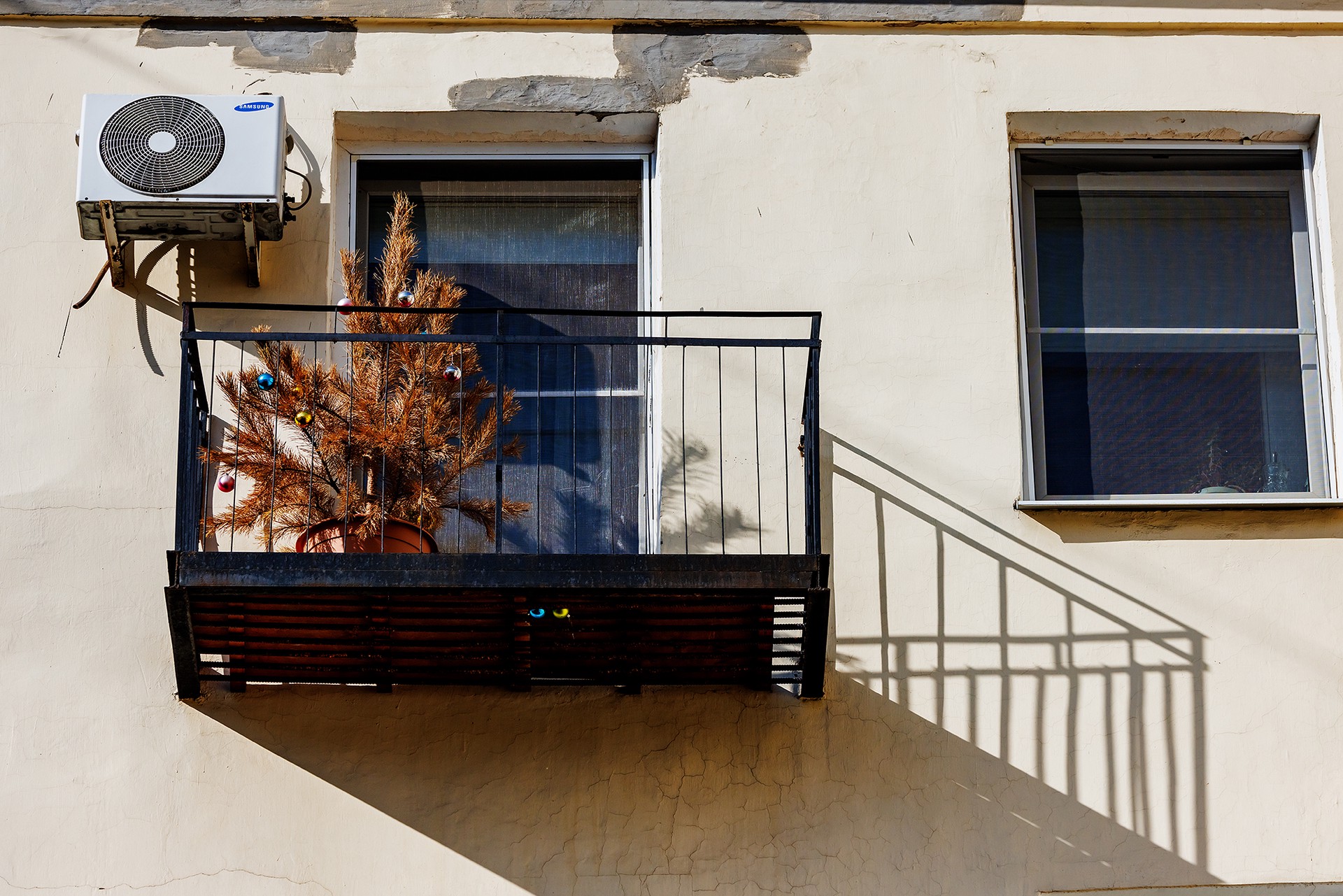 Россиянам посоветовали избавиться от хлама на балконе