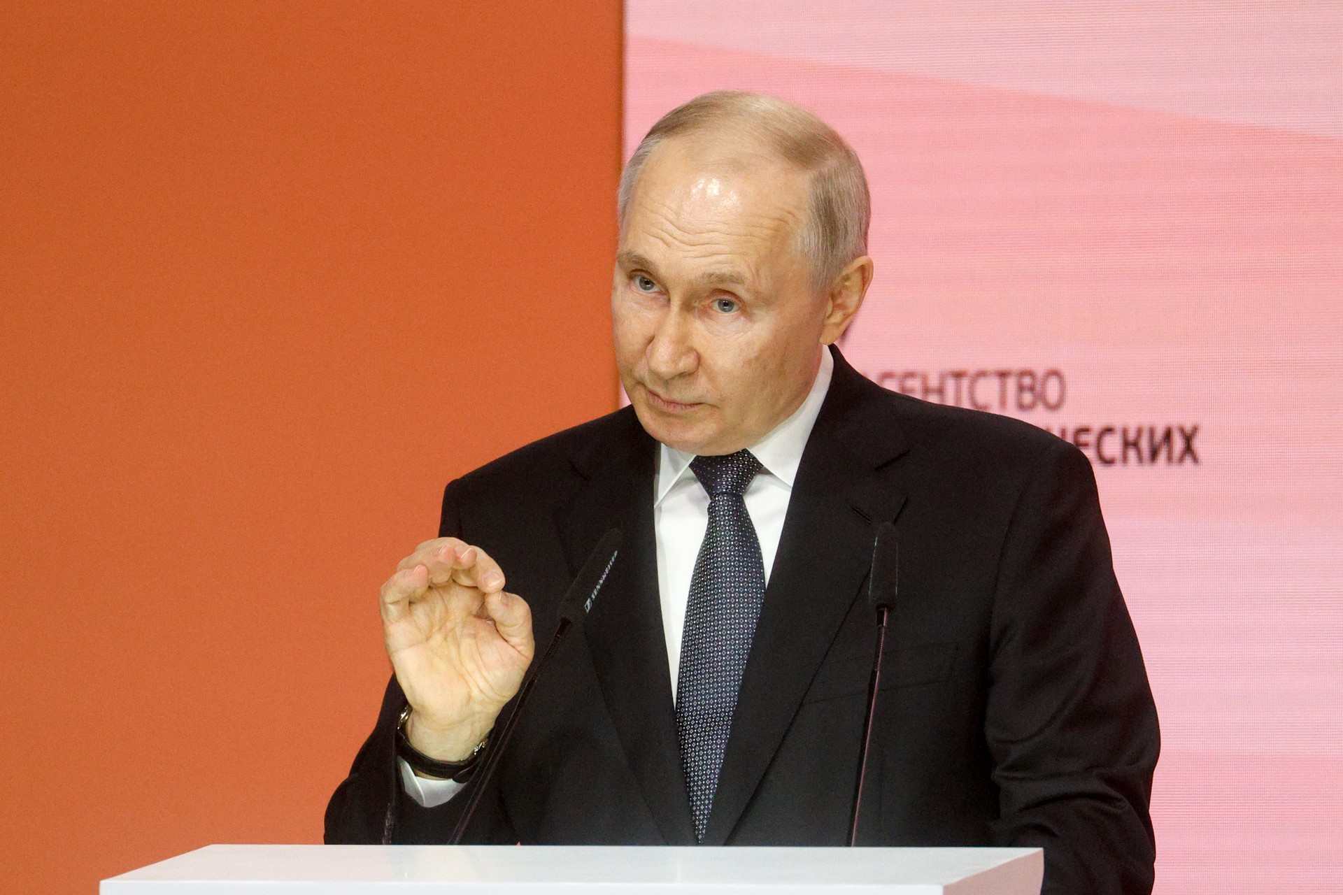 Путин: Любая монополия и доминирование не вечны, мы готовы к конкуренции с Западом 